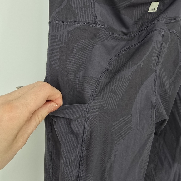 Vuori Stride grey leaf design 7/8 high rise Legging size medium - Picture 5 of 7